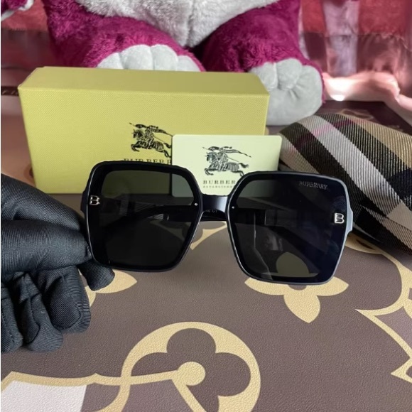 Burberry black sunglasses - Picture 1 of 6